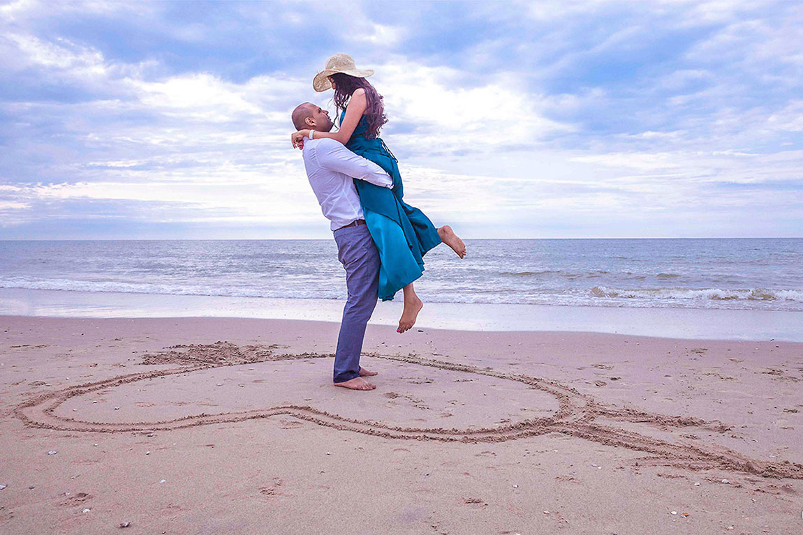 Loveshoot trouwreportage van Shveta en Vasant in strand Kijkduin