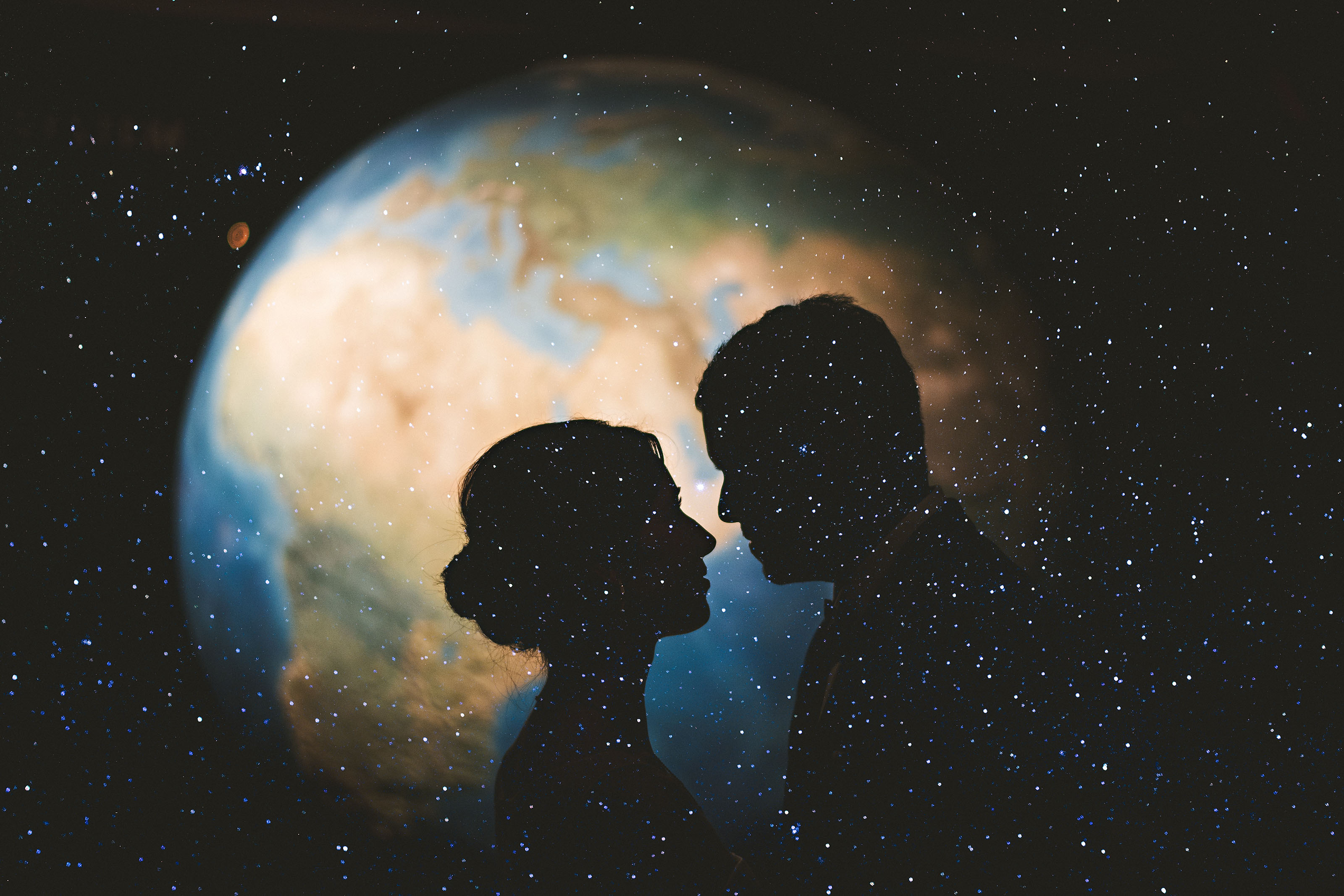 Обнимает планету. Мужчина и женщина космос. Двое в космосе. Космическая любовь. Это любовь Притяжение.