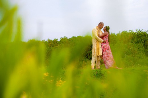 Hindoestaanse bruidsfotografie trouwreportage huwelijk bruiloft loveshoot van Shveta en Vasant in strand Kijkduin